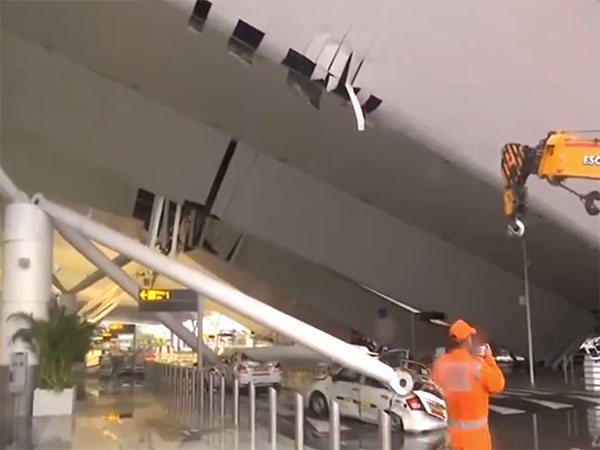 Sập mái tại sân bay quốc tế của Ấn Độ khiến nhiều người bị thương